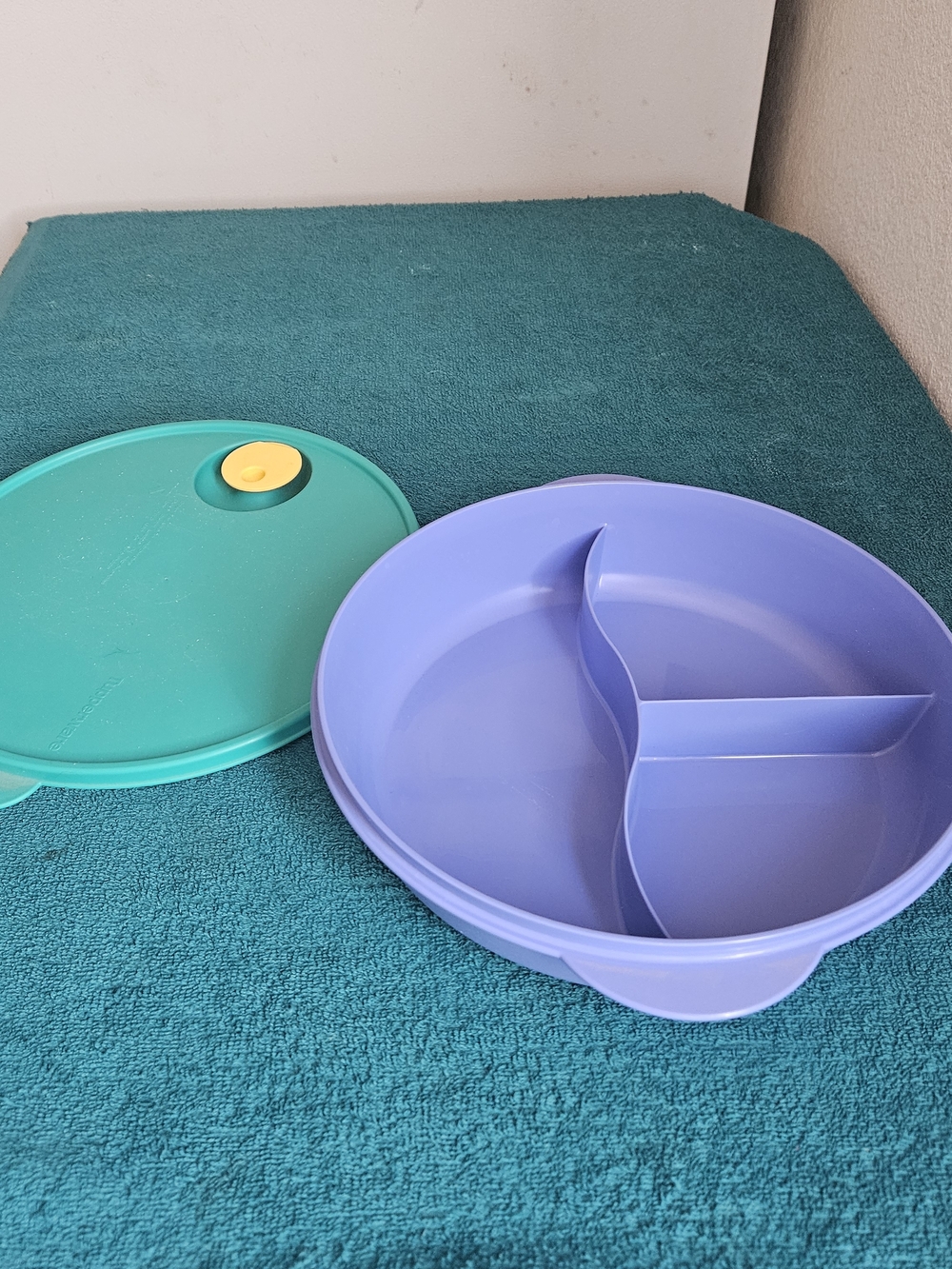 Tupperware Crystal Wave Divided Plate Dish w Lid